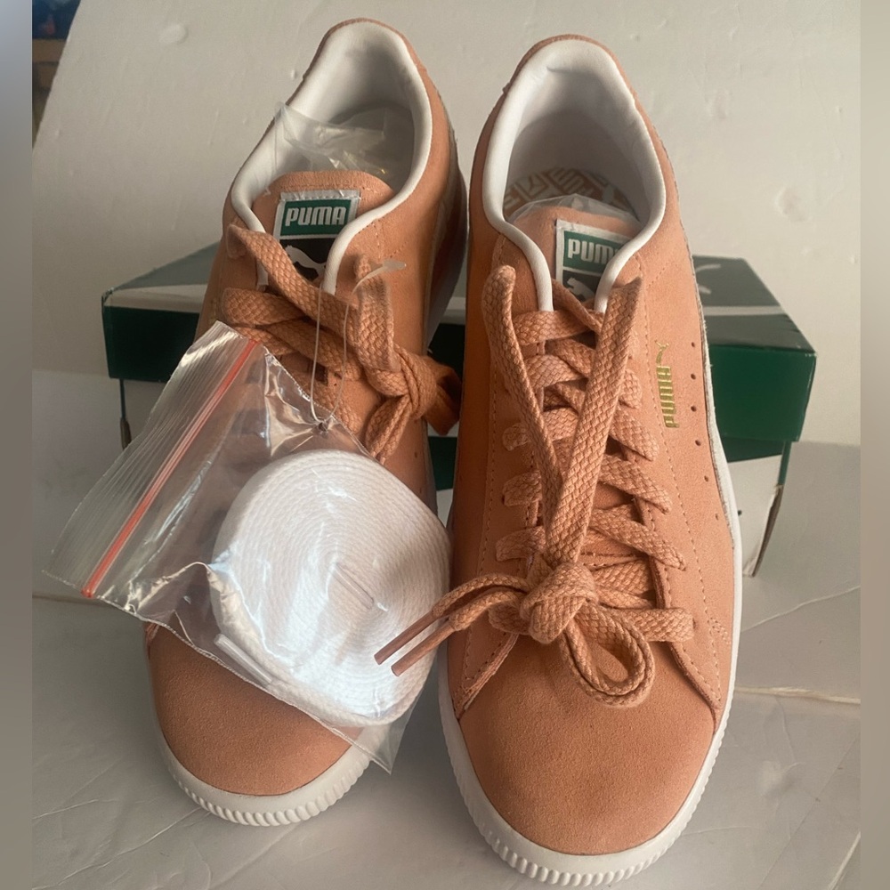 Men’s Size 11 Sueded Pumas
